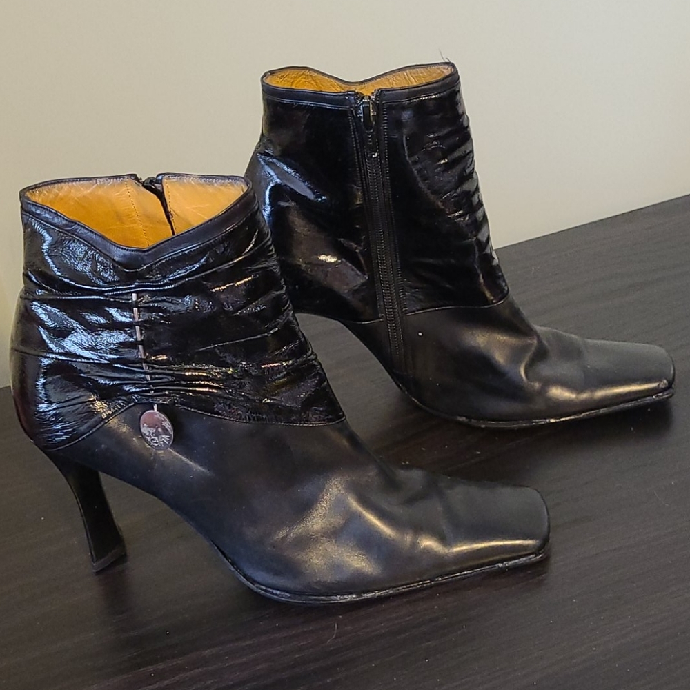 Ladies Italian black genuine leather boots!